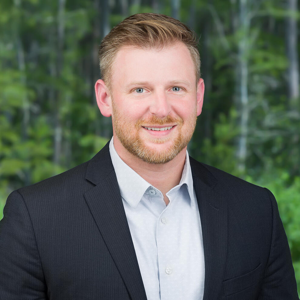 Professional headshot outside smiling by Tampa Sidney Oster Photography